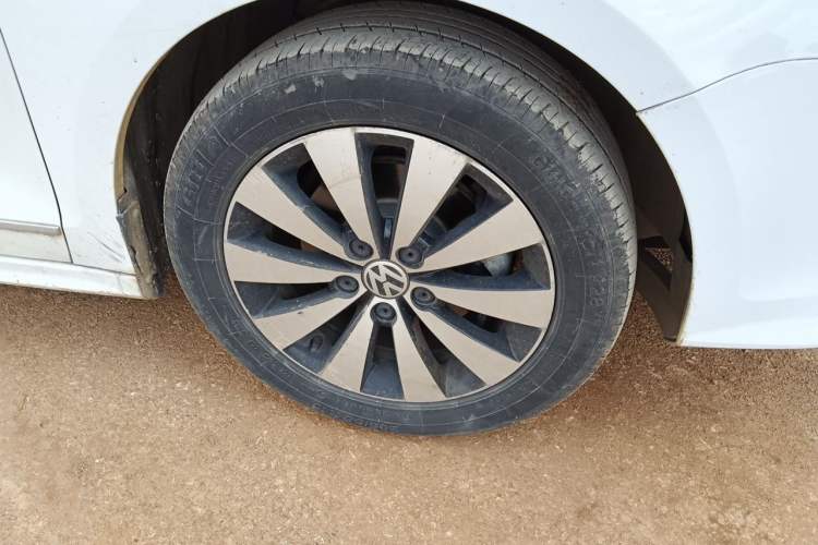 Used Volkswagen Sagitar 2018 1.6L Automatic Comfort Model Right Front Wheel Hub