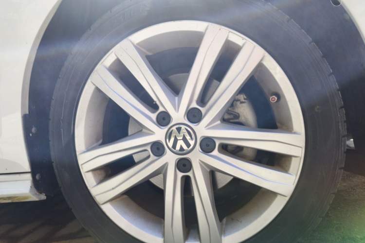 Used Volkswagen Sagitar 2018 280TSI DSG Ignite Edition Right Front Wheel Hub