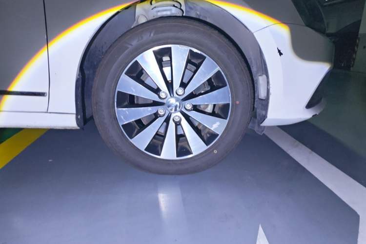 Used Volkswagen Sagitar 2018 1.6L Automatic Comfort Model Right Front Wheel Hub