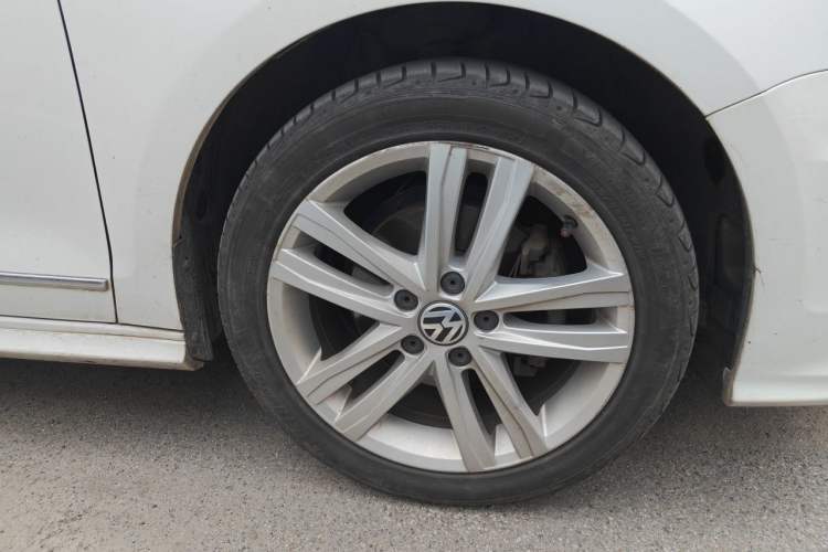 Used Volkswagen Sagitar 2018 280TSI DSG Ignite Edition Right Front Wheel Hub