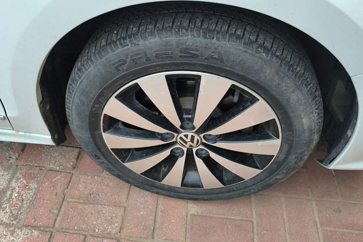 Used Volkswagen Sagitar 2018 1.6L Automatic Comfort Model Right Front Wheel Hub
