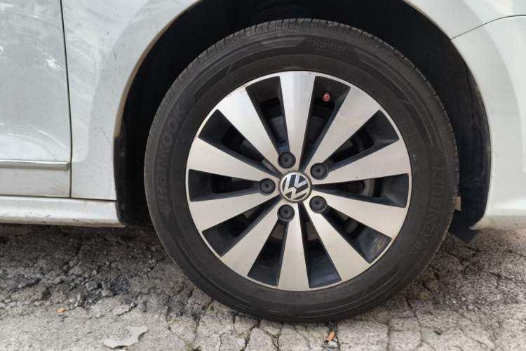 Used Volkswagen Sagitar 2018 1.6L Automatic Comfort Model Right Front Wheel Hub