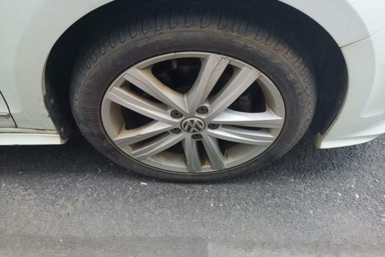 Used Volkswagen Sagitar 2018 280TSI DSG Ignite Edition Right Front Wheel Hub