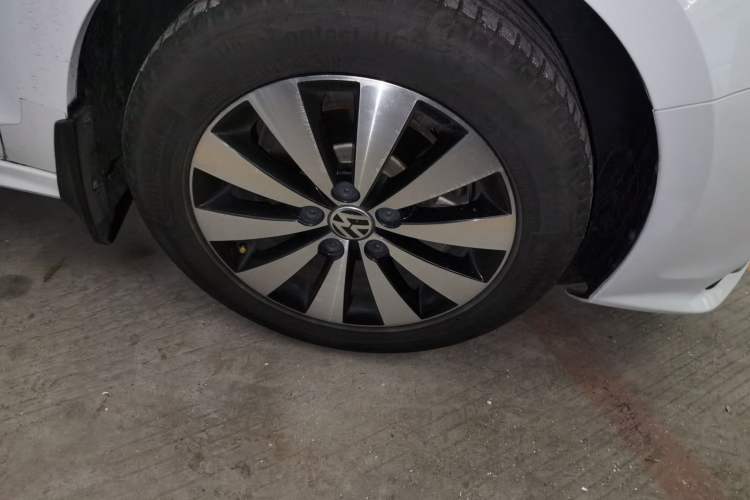 Used Volkswagen Sagitar 2018 1.6L Automatic Comfort Model Right Front Wheel Hub