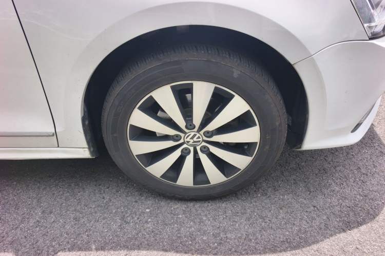 Used Volkswagen Sagitar 2018 1.6L Automatic Comfort Model Right Front Wheel Hub