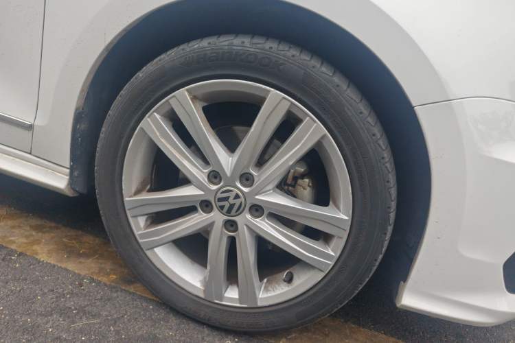 Used Volkswagen Sagitar 2018 280TSI DSG Ignite Edition Right Front Wheel Hub