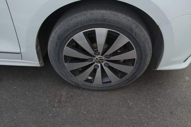 Used Volkswagen Sagitar 2018 1.6L Automatic Comfort Model Right Front Wheel Hub