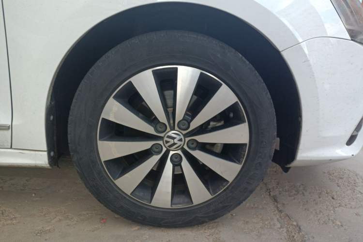 Used Volkswagen Sagitar 2018 1.6L Automatic Comfort Model Right Front Wheel Hub