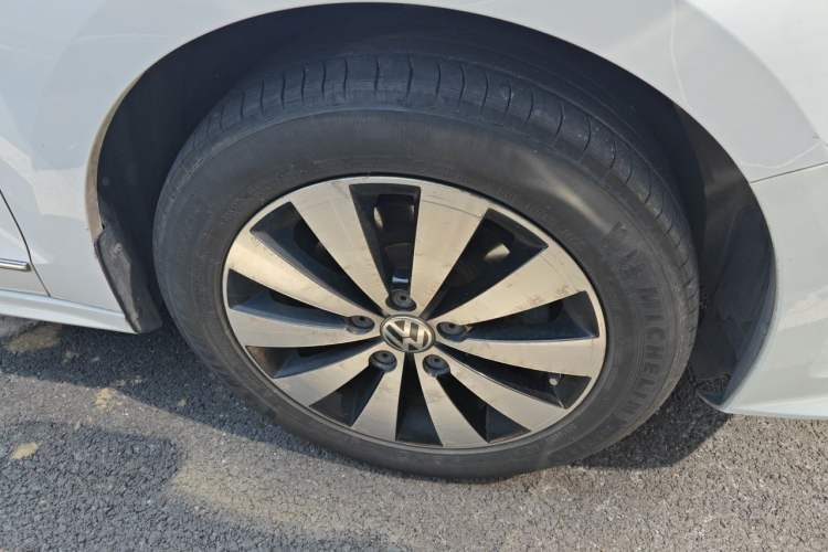 Used Volkswagen Sagitar 2018 1.6L Automatic Comfort Model Right Front Wheel Hub