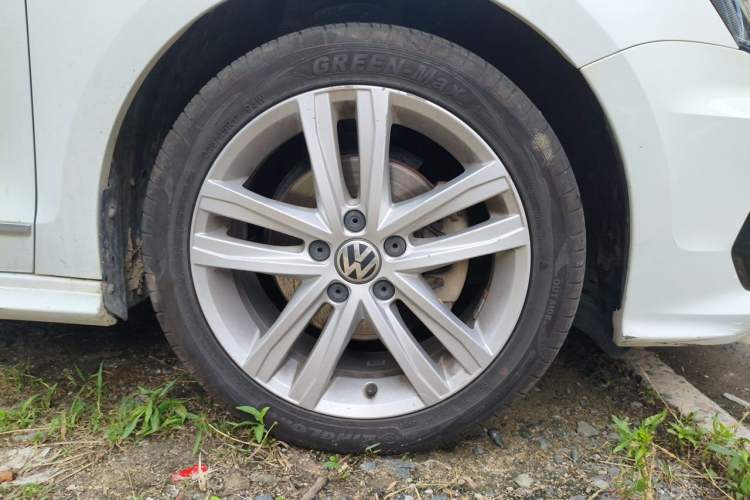 Used Volkswagen Sagitar 2018 280TSI DSG Ignite Edition Right Front Wheel Hub