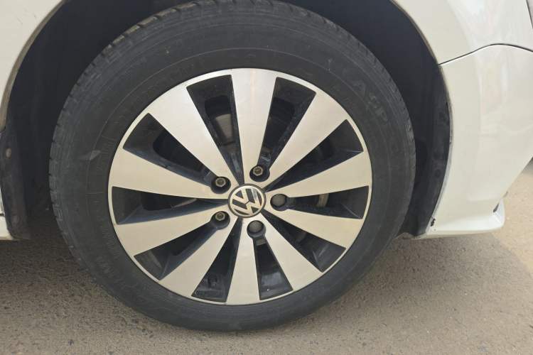 Used Volkswagen Sagitar 2018 1.6L Automatic Comfort Model Right Front Wheel Hub