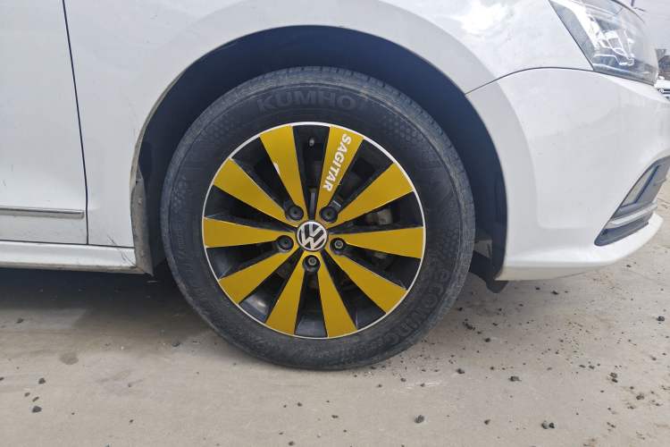 Used Volkswagen Sagitar 2018 1.6L Automatic Comfort Model Right Front Wheel Hub