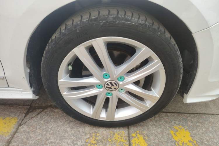 Used Volkswagen Sagitar 2018 280TSI DSG Ignite Edition Right Front Wheel Hub