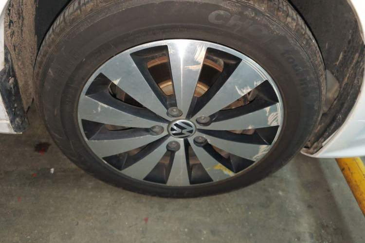 Used Volkswagen Sagitar 2018 1.6L Automatic Comfort Model Right Front Wheel Hub