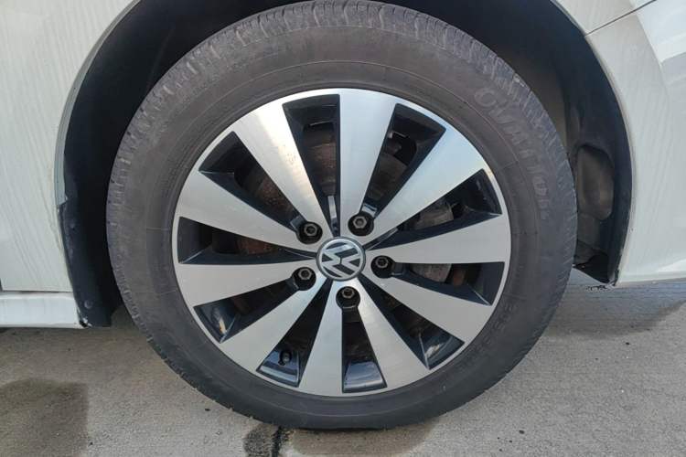 Used Volkswagen Sagitar 2018 1.6L Automatic Comfort Model Right Front Wheel Hub