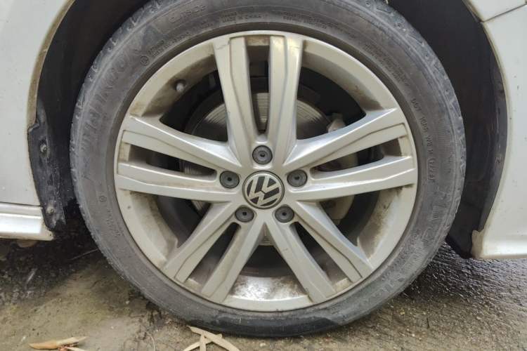 Used Volkswagen Sagitar 2018 280TSI DSG Ignite Edition Right Front Wheel Hub