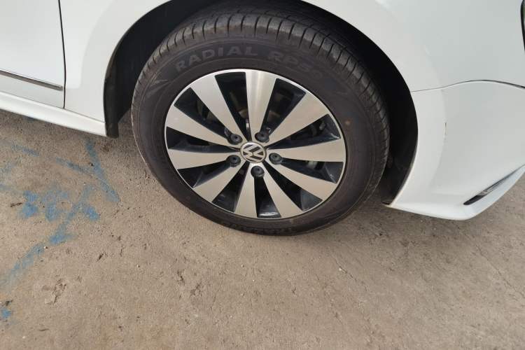 Used Volkswagen Sagitar 2018 1.6L Automatic Comfort Model Right Front Wheel Hub