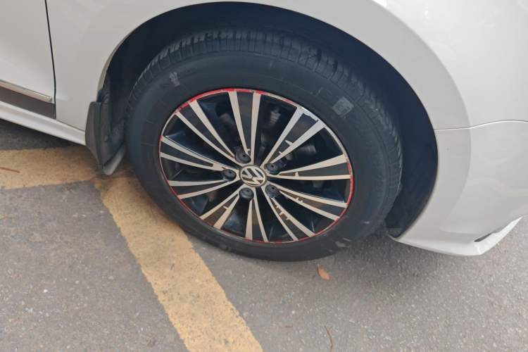 Used Volkswagen Sagitar 2018 1.6L Manual Comfort Model Right Front Wheel Hub