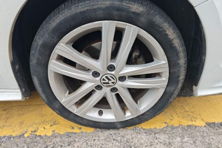 Used Volkswagen Sagitar 2018 280TSI DSG Ignite Edition Right Front Wheel Hub
