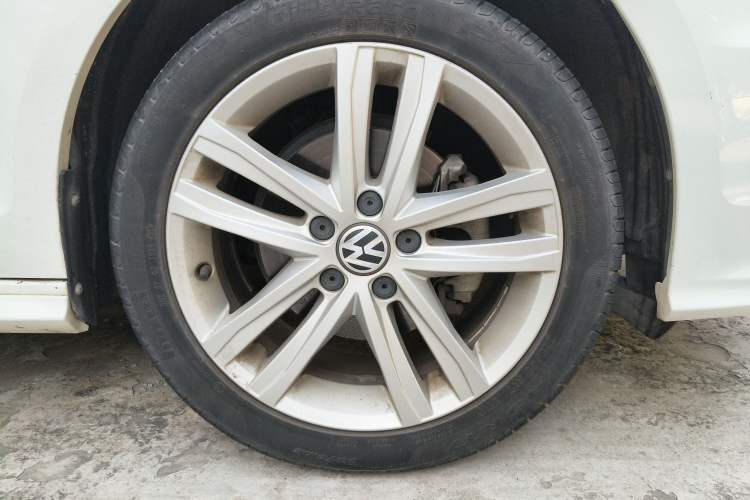 Used Volkswagen Sagitar 2018 280TSI DSG Ignite Edition Right Front Wheel Hub