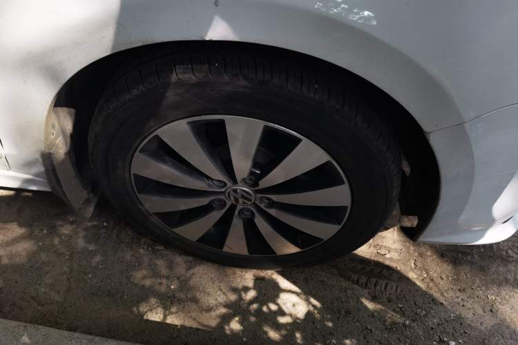 Used Volkswagen Sagitar 2018 1.6L Automatic Comfort Model Right Front Wheel Hub