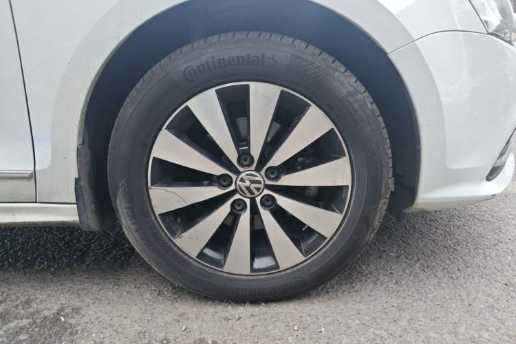 Used Volkswagen Sagitar 2018 1.6L Automatic Comfort Model Right Front Wheel Hub