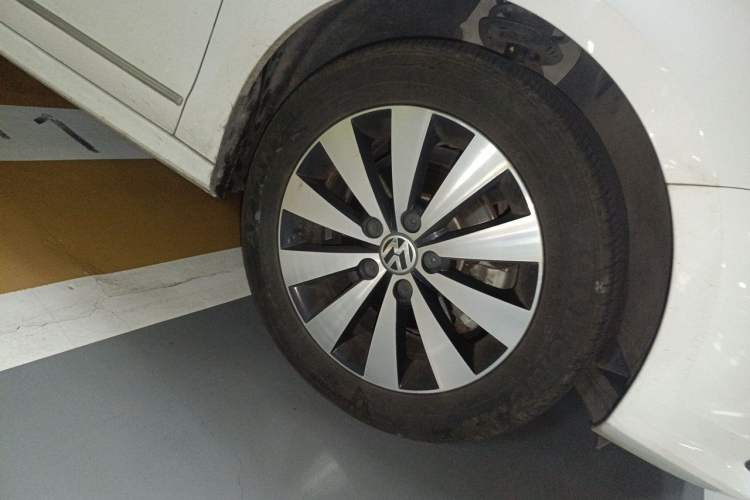 Used Volkswagen Sagitar 2018 1.6L Automatic Comfort Model Right Front Wheel Hub