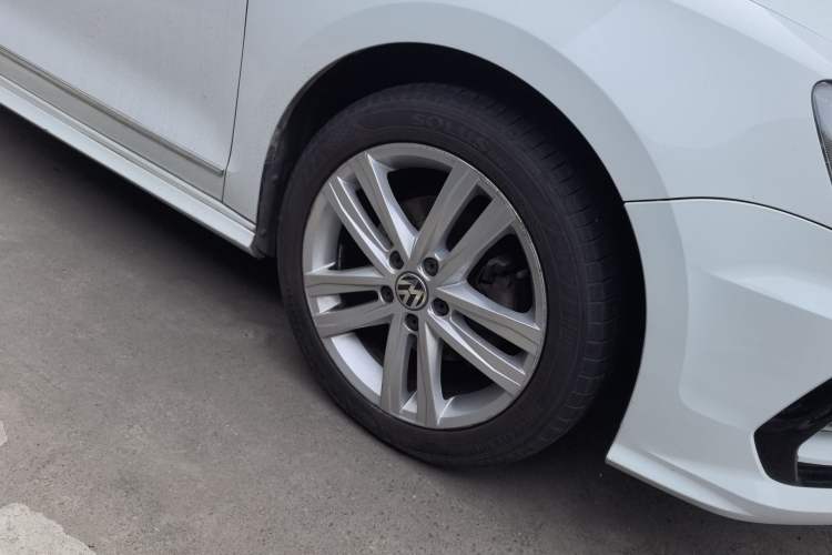 Used Volkswagen Sagitar 2018 280TSI DSG Ignite Edition Right Front Wheel Hub