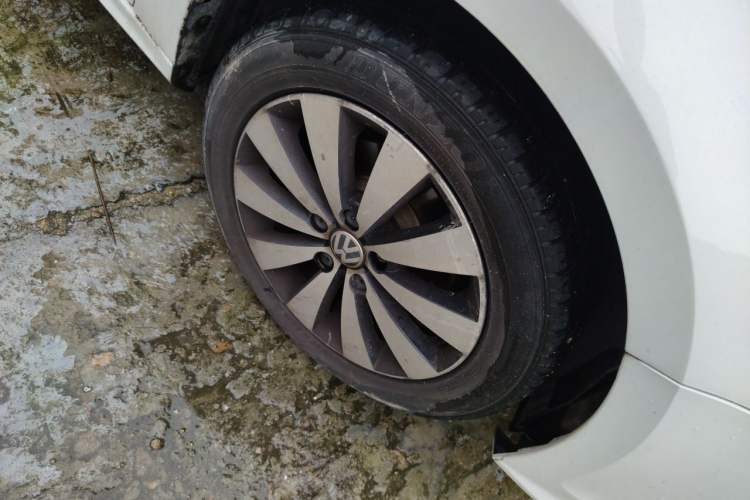 Used Volkswagen Sagitar 2018 1.6L Automatic Comfort Model Right Front Wheel Hub