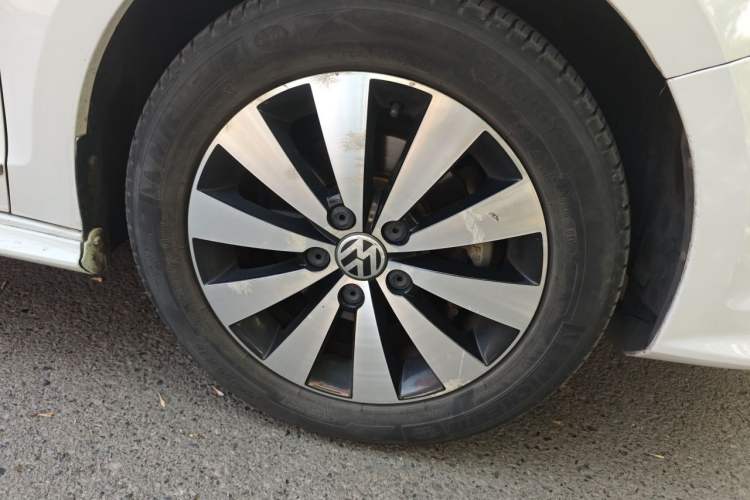 Used Volkswagen Sagitar 2018 1.6L Automatic Comfort Model Right Front Wheel Hub