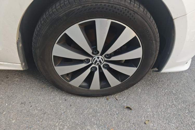Used Volkswagen Sagitar 2018 180TSI DSG Prestige Edition Right Front Wheel Hub
