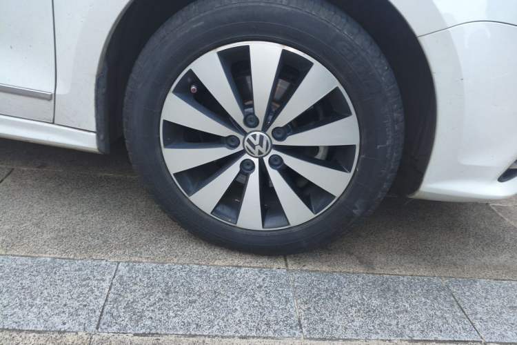 Used Volkswagen Sagitar 2018 1.6L Automatic Comfort Model Right Front Wheel Hub