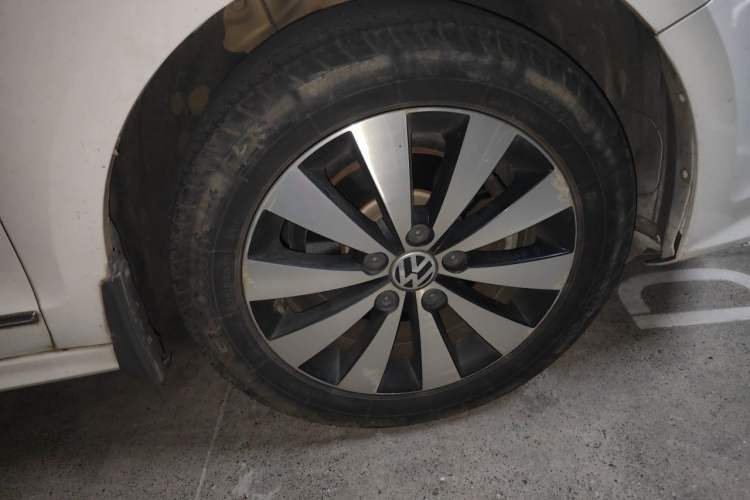 Used Volkswagen Sagitar 2018 1.6L Automatic Comfort Model Right Front Wheel Hub