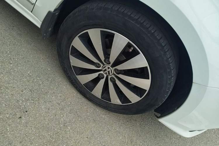 Used Volkswagen Sagitar 2018 1.6L Manual Comfort Model Right Front Wheel Hub