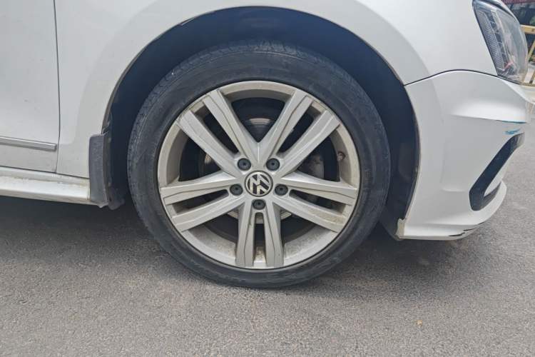 Used Volkswagen Sagitar 2018 280TSI DSG Ignite Edition Right Front Wheel Hub