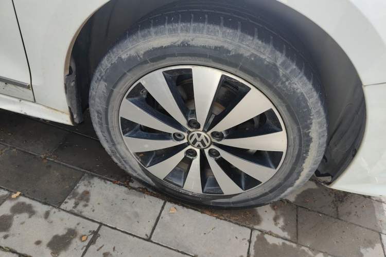 Used Volkswagen Sagitar 2018 1.6L Automatic Comfort Model Right Front Wheel Hub