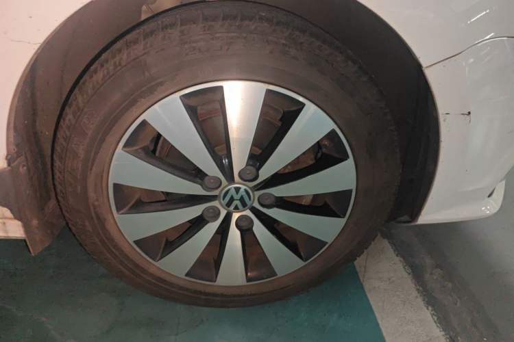 Used Volkswagen Sagitar 2018 180TSI DSG Prestige Edition Right Front Wheel Hub