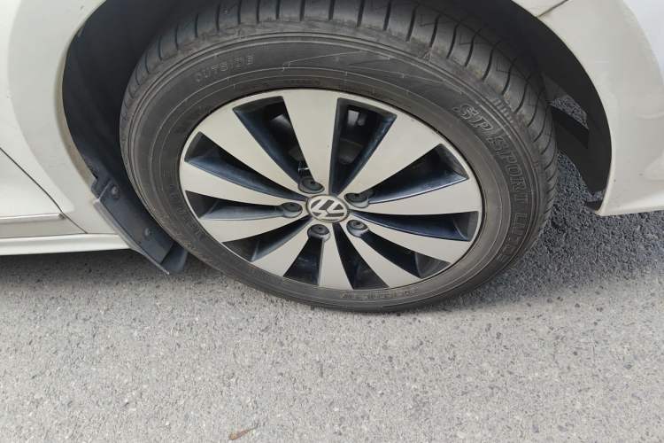 Used Volkswagen Sagitar 2018 1.6L Automatic Comfort Model Right Front Wheel Hub