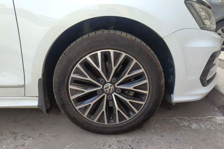 Used Volkswagen Sagitar 2018 280TSI DSG Ignite Edition Right Front Wheel Hub