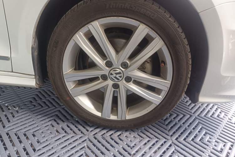 Used Volkswagen Sagitar 2018 280TSI DSG Ignite Edition Right Front Wheel Hub