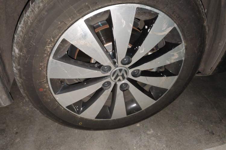 Used Volkswagen Sagitar 2018 1.6L Automatic Comfort Model Right Front Wheel Hub