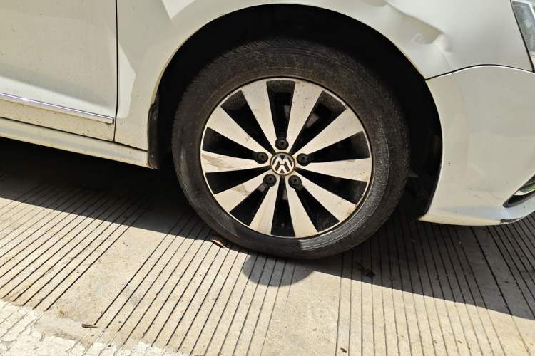 Used Volkswagen Sagitar 2018 1.6L Automatic Comfort Model Right Front Wheel Hub