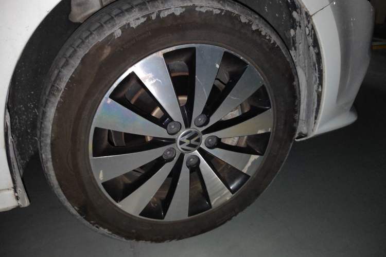 Used Volkswagen Sagitar 2018 1.6L Automatic Comfort Model Right Front Wheel Hub