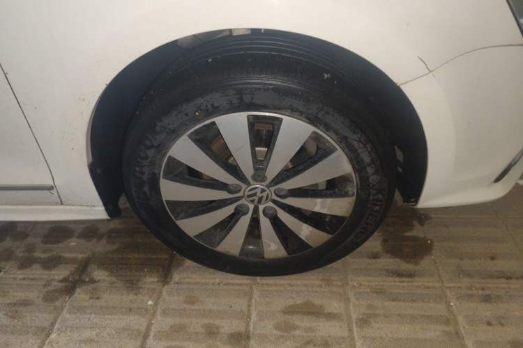Used Volkswagen Sagitar 2018 1.6L Automatic Comfort Model Right Front Wheel Hub