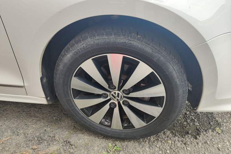 Used Volkswagen Sagitar 2018 1.6L Automatic Comfort Model Right Front Wheel Hub