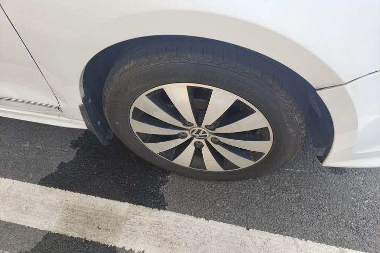 Used Volkswagen Sagitar 2018 1.6L Automatic Comfort Model Right Front Wheel Hub