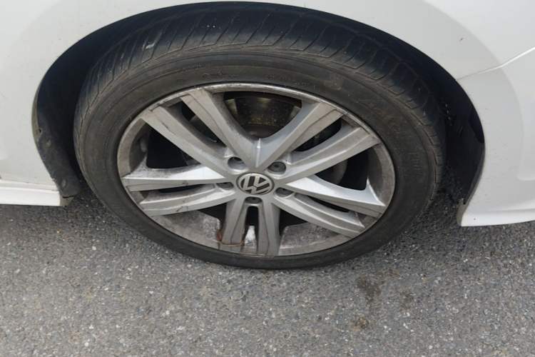 Used Volkswagen Sagitar 2018 280TSI DSG Ignite Edition Right Front Wheel Hub