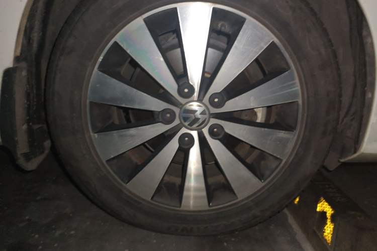 Used Volkswagen Sagitar 2018 1.6L Automatic Comfort Model Right Front Wheel Hub