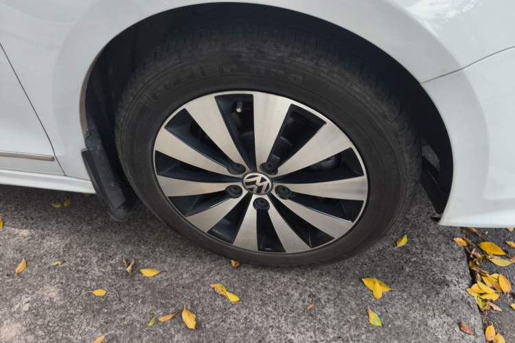 Used Volkswagen Sagitar 2018 1.6L Automatic Comfort Model Right Front Wheel Hub