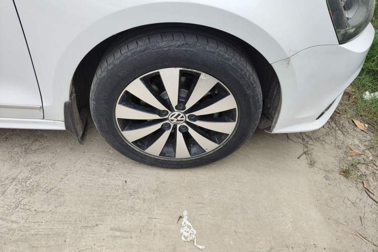 Used Volkswagen Sagitar 2018 1.6L Automatic Comfort Model Right Front Wheel Hub